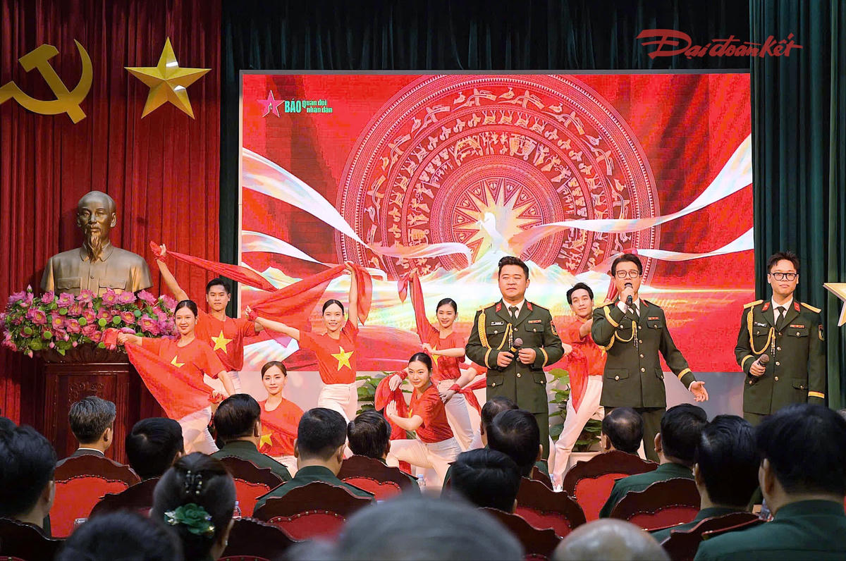 Tiết mục nghệ thuật ch&agrave;o mừng Lễ tổng kết, trao giải cuộc thi viết &ldquo;Những tấm gương b&igrave;nh dị m&agrave; cao qu&yacute;&rdquo; lần thứ 17.