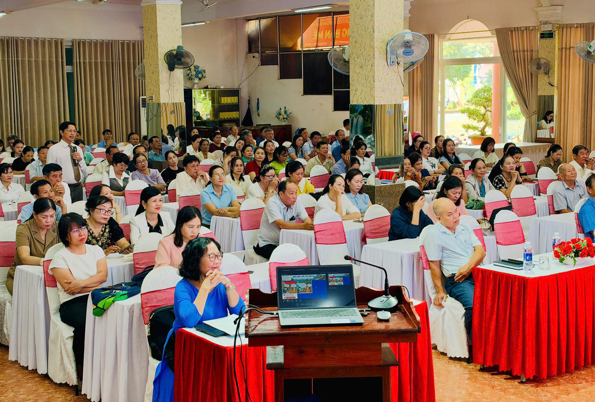 Các đại biểu tập trung thảo luận làm rõ những khó khăn, vướng mắc trong quá trình triển khai Cuộc vận động tại cơ sở. Ảnh: Thanh Nga.