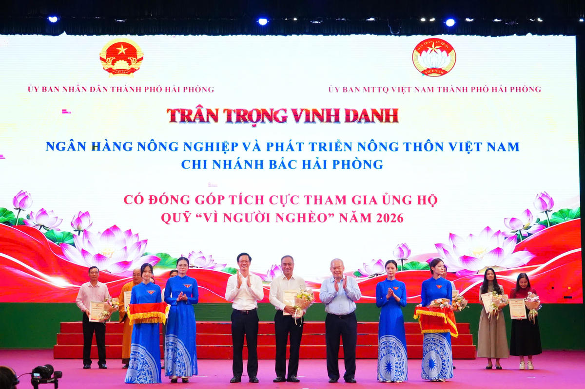 Phó Chủ tịch Nguyễn Đức Phong tặng quà cho hộ nghèo tại Hải Phòng 
