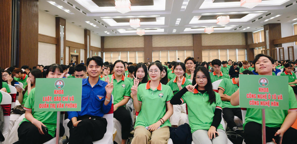Sinh viên Trường Cao đẳng Công Thương Việt Nam hào hứng tham dự lễ khai giảng năm học mới.