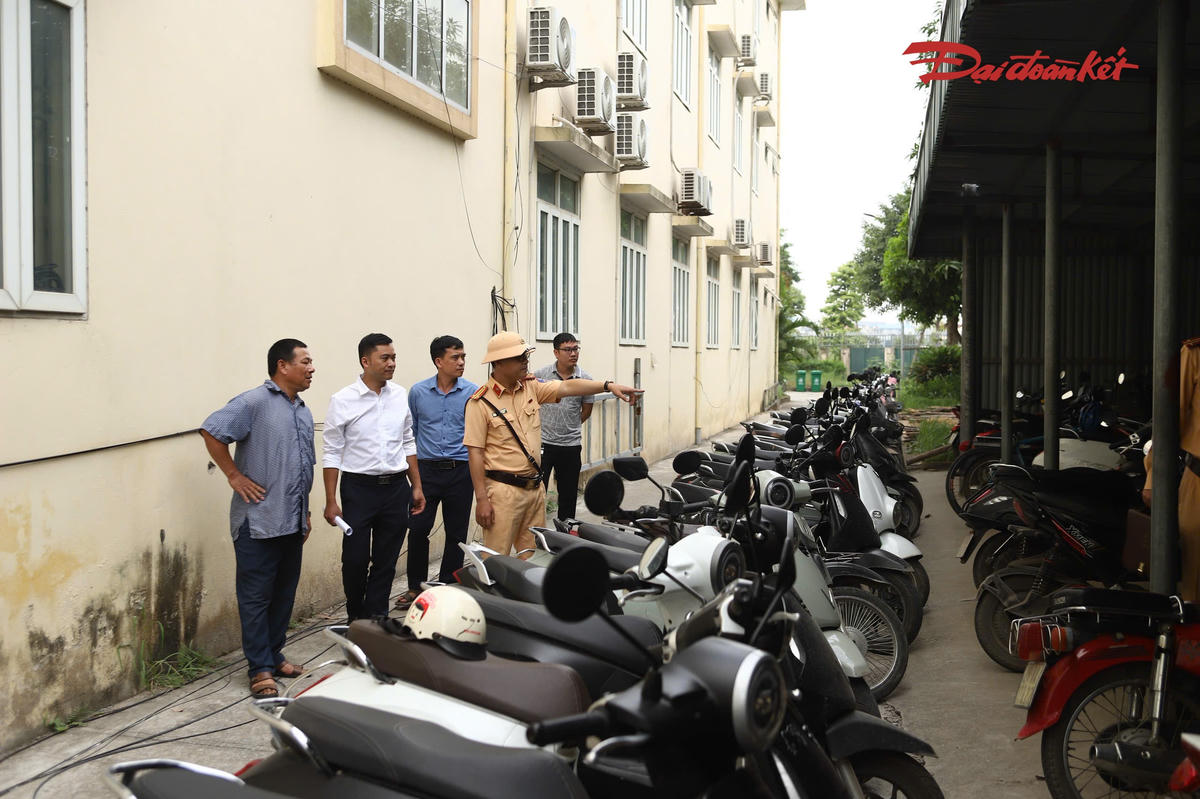 CSGT phối hợp với nhà trường kiểm tra phương tiện tại bãi gửi xe, phát hiện học sinh sử dụng xe chưa phù hợp với độ tuổi.