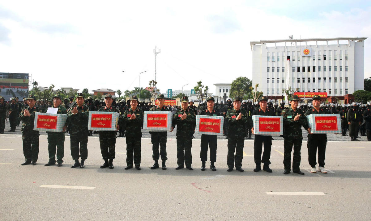 Đại tướng Nguyễn Tân Cương, Ủy viên Trung ương Đảng, Ủy viên Thường vụ Quân ủy Trung ương, Tổng Tham mưu trưởng Quân đội nhân dân Việt Nam, Thứ trưởng Bộ Quốc phòng, Trưởng Ban Chỉ đạo diễn tập tặng quà các lực lượng tham gia diễn tập phòng thủ năm 2026 tại Nghệ An.