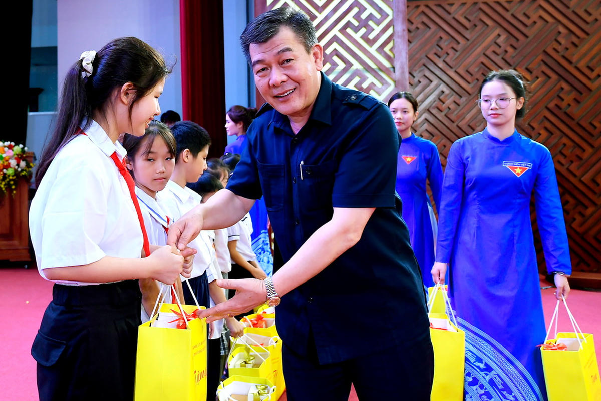 Ông Nguyễn Đức Phong, Ủy viên Ban Thường vụ Đảng ủy Dân vận, Mặt trận và các đoàn thể Trung ương, Phó Chủ tịch Ủy ban Trung ương MTTQ Việt Nam tặng quà cho các trẻ em có hoàn cảnh khó khăn. Ảnh: Thành Chung.