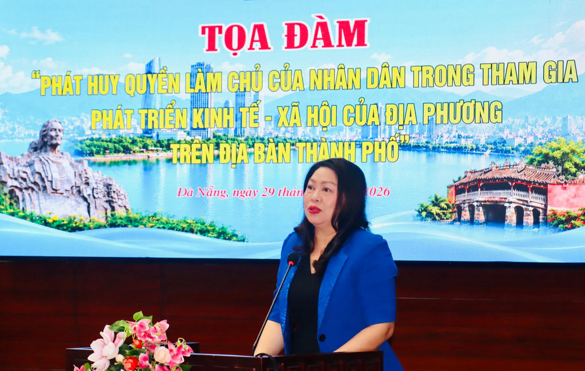 Bà Nguyễn Thị Thu Lan, Phó Chủ tịch Thường trực Ủy ban MTTQ Việt Nam TP Đà Nẵng phát biểu tại buổi tọa đàm. Ảnh: CĐ.