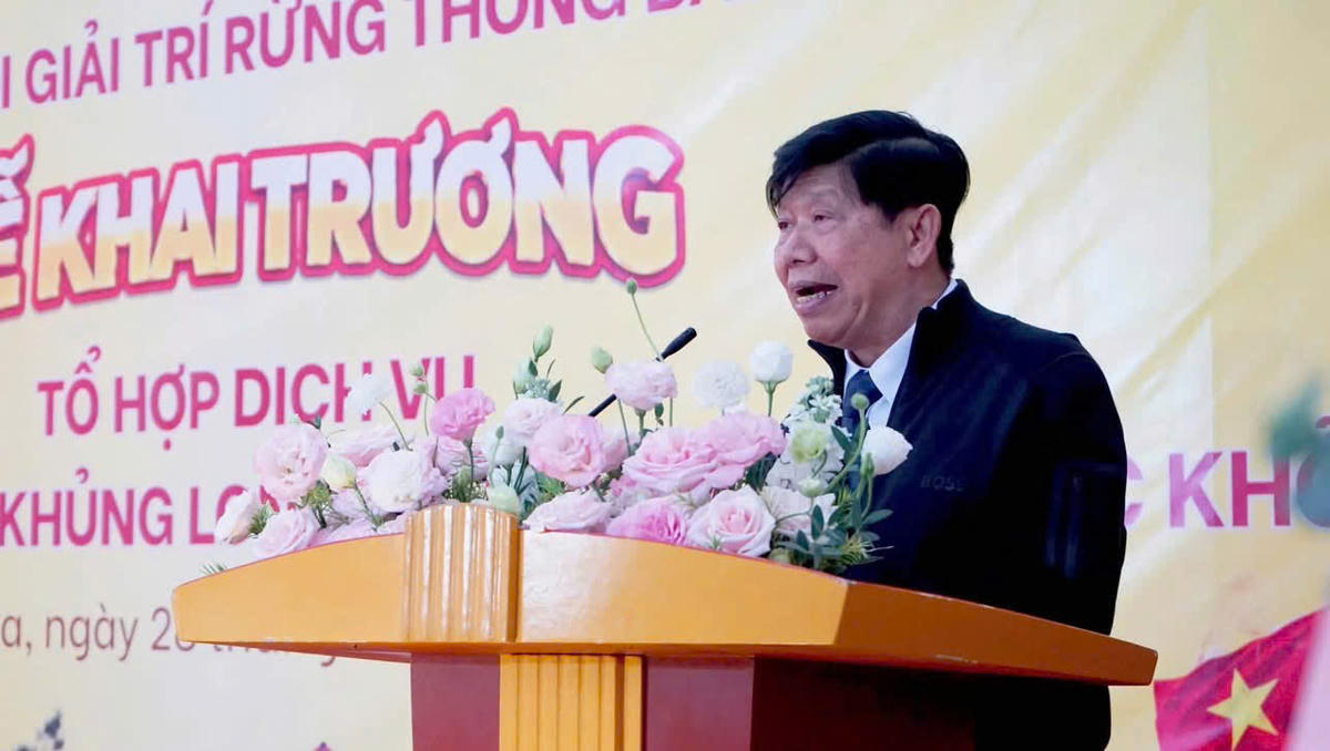 Ông Nguyễn Văn Hùng, Ủy viên Ủy ban TƯ MTTQ Việt Nam, Ủy viên Ban Thường vụ Hội Cựu CAND Việt Nam, Chủ tịch Công ty TNHH Phát triển du lịch quốc tế Phượng Hoàng Mộc Châu phát biểu tại buổi lễ.