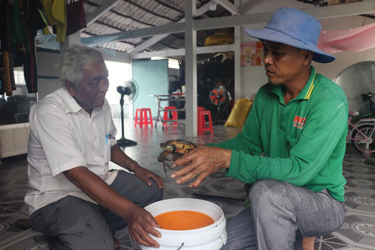Ông Lâm Thu người có uy tín tham quan mô hình sản xuất của hộ dân trên địa bàn. Ảnh: CTV
