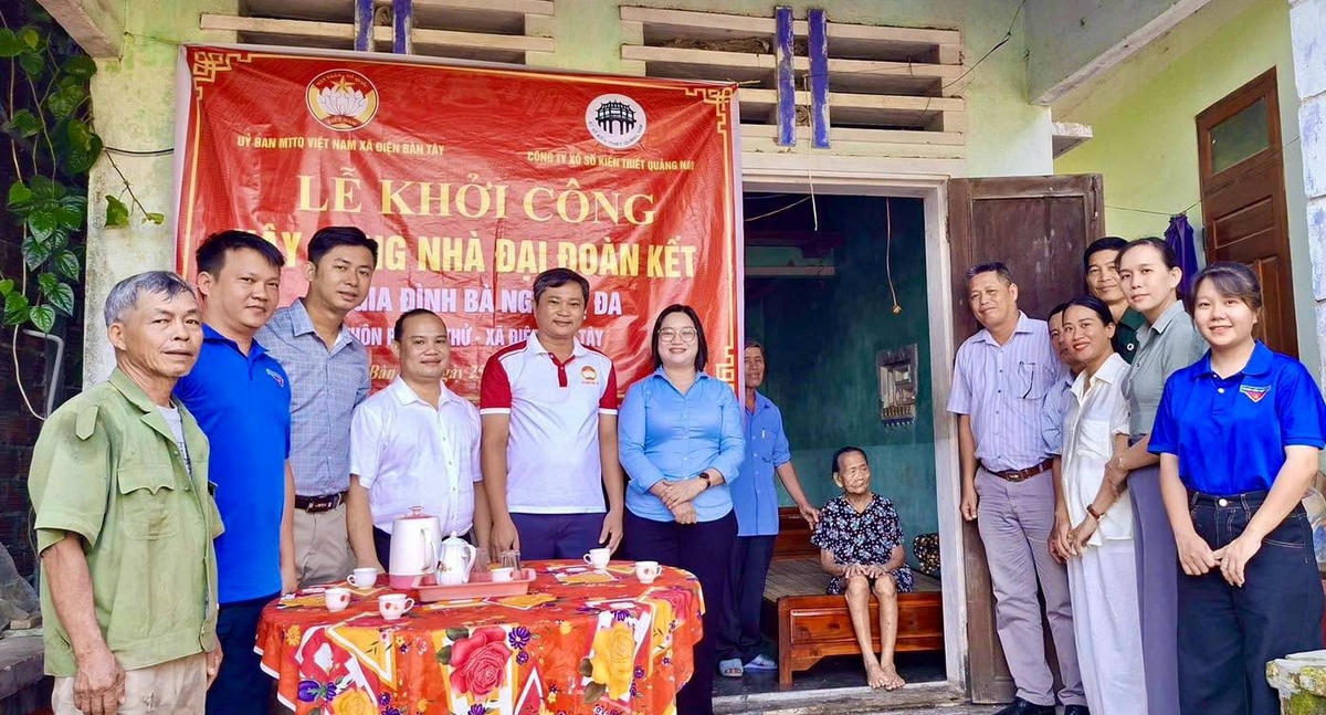 Sau lễ khởi công, các lực lượng thi công giúp tháo dỡ nhà cũ, làm sạch mặt bằng để  xây dựng nhà mới cho hộ bà Ngô Thị Đa. Ảnh: MT.