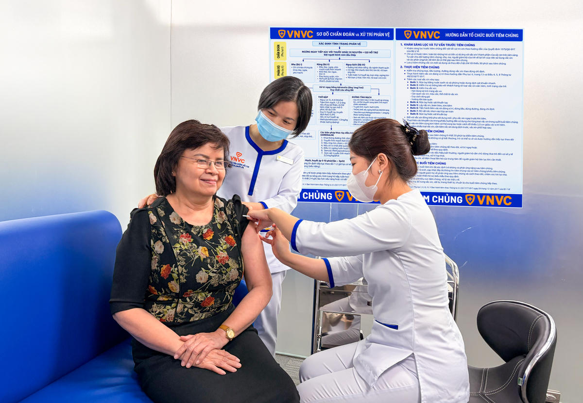 Ngay trong ngày đầu tiên VNVC triển khai tiêm vắc xin cúm chuyên biệt, Bác sĩ Đào Thị Sương quyết định tiêm để bảo vệ sức khỏe giữa cao điểm mùa bệnh. Ảnh: Mộc Thảo