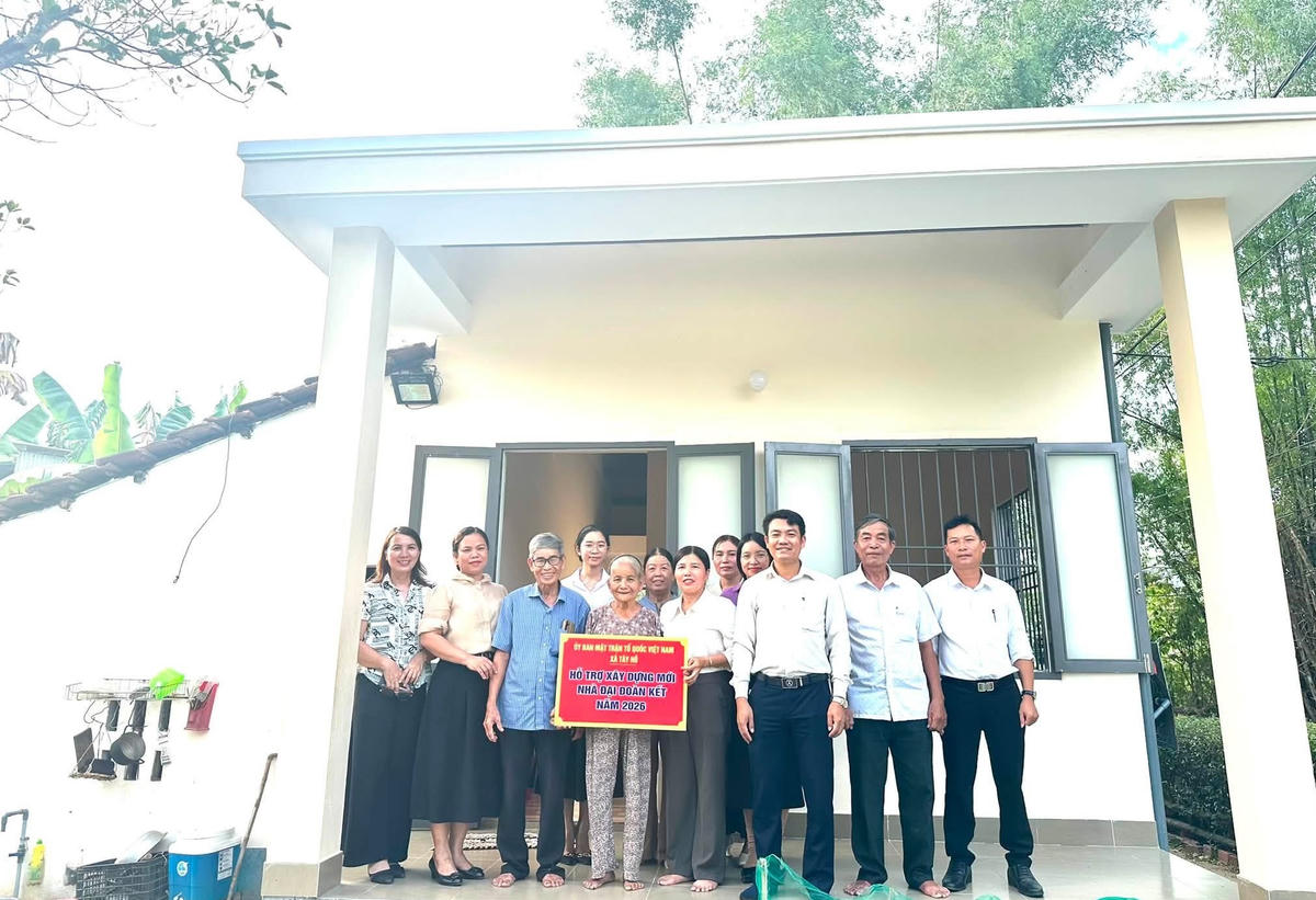 Chính quyền xã Tây Hồ hỗ trợ xây nhà Đại đoàn kết cho người dân hoàn cảnh khó khăn. Ảnh: MT.