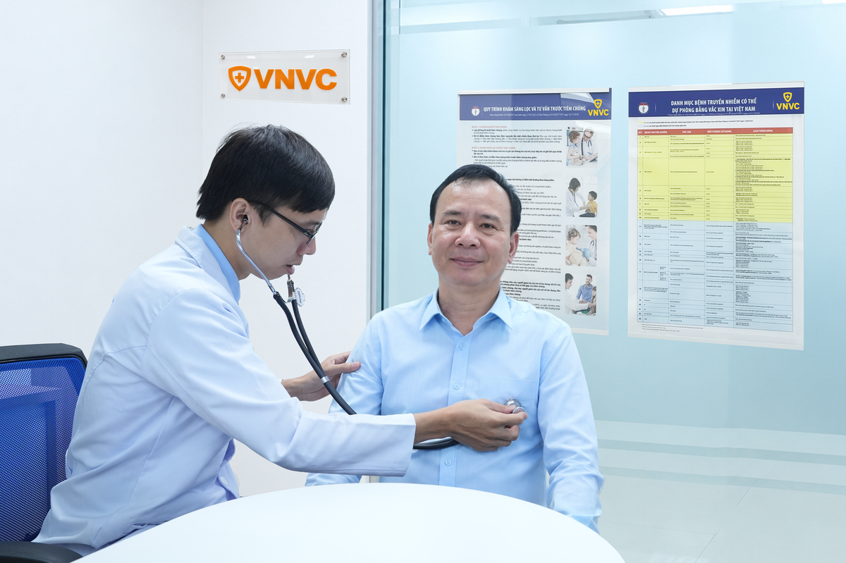 Ông Nguyễn Lam được Bác sĩ VNVC khám sàng lọc trước khi tiêm vắc xin cúm chuyên biệt ngay trong ngày VNVC ra mắt vắc xin 30/10. Ảnh: Liên Lê