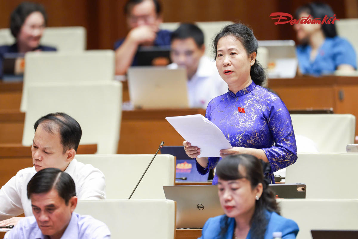 Đại biểu Tô Ái Vang (đoàn TP Cần Thơ) phát biểu. Ảnh: Quang Vinh