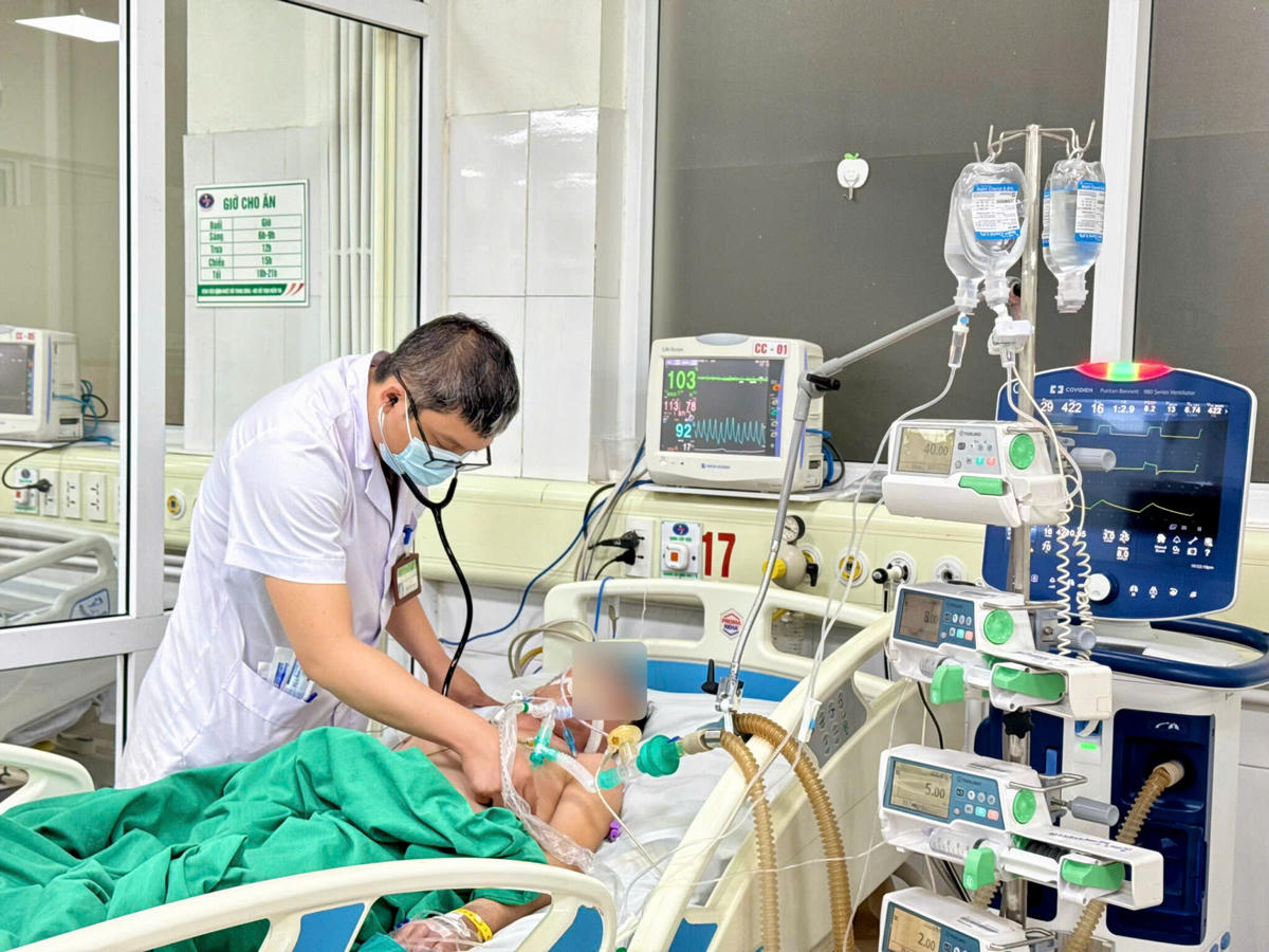 Cụ ông 77 tuổi có bệnh nền viêm phổi và tăng huyết áp mắc cúm bị biến chứng suy hô hấp sau vài ngày mệt mỏi, đau đầu, buồn nôn điều trị tại Bệnh viện Bệnh Nhiệt đới Trung ương. Ảnh: Bệnh viện Bệnh Nhiệt đới Trung ương