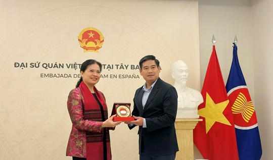 Phó Chủ tịch - Tổng Thư ký Hà Thị Nga tặng quà lưu niệm cho Đại sứ quán Việt Nam tại Tây Ban Nha .