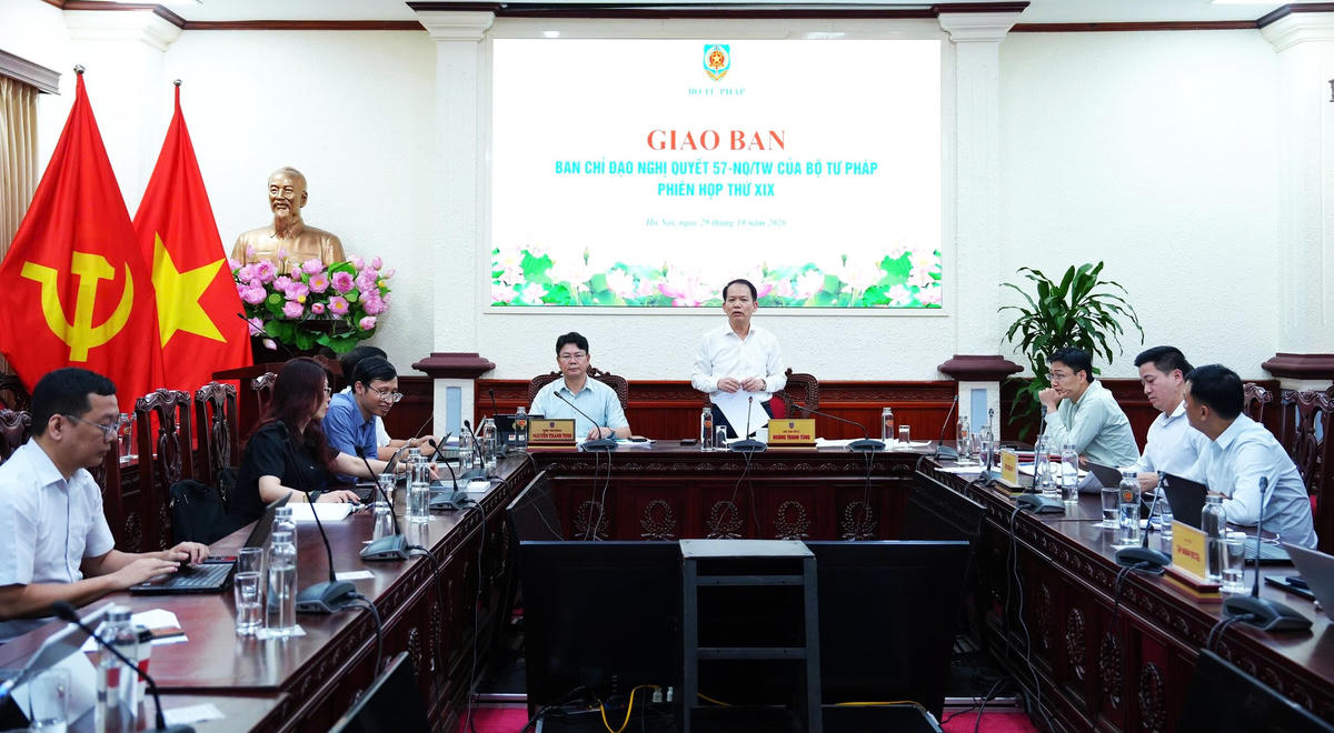 Bộ trưởng Bộ Tư pháp Hoàng Thanh Tùng chủ trì cuộc họp.