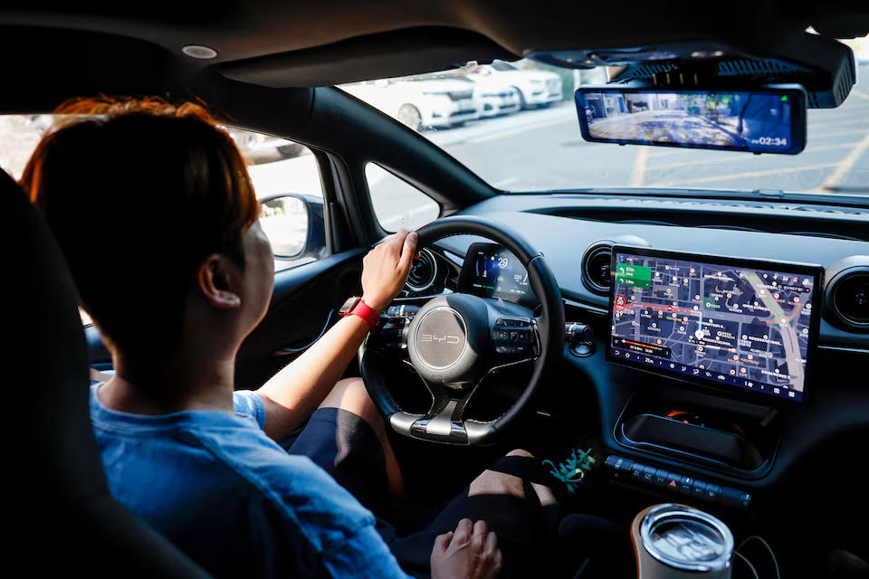 Anh Lee Seong-dong lái chiếc xe điện BYD Dolphin của mình tại Seoul, Hàn Quốc.