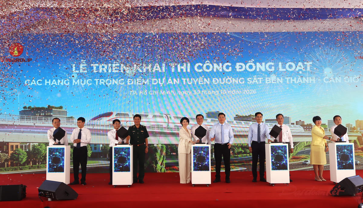 Lãnh đạo TPHCM và các đại biểu nhấn nút khởi công đồng loạt các hạng mục trọng điểm của tuyến đường sắt Bến Thành - Cần Giờ. Ảnh: T.Luân
