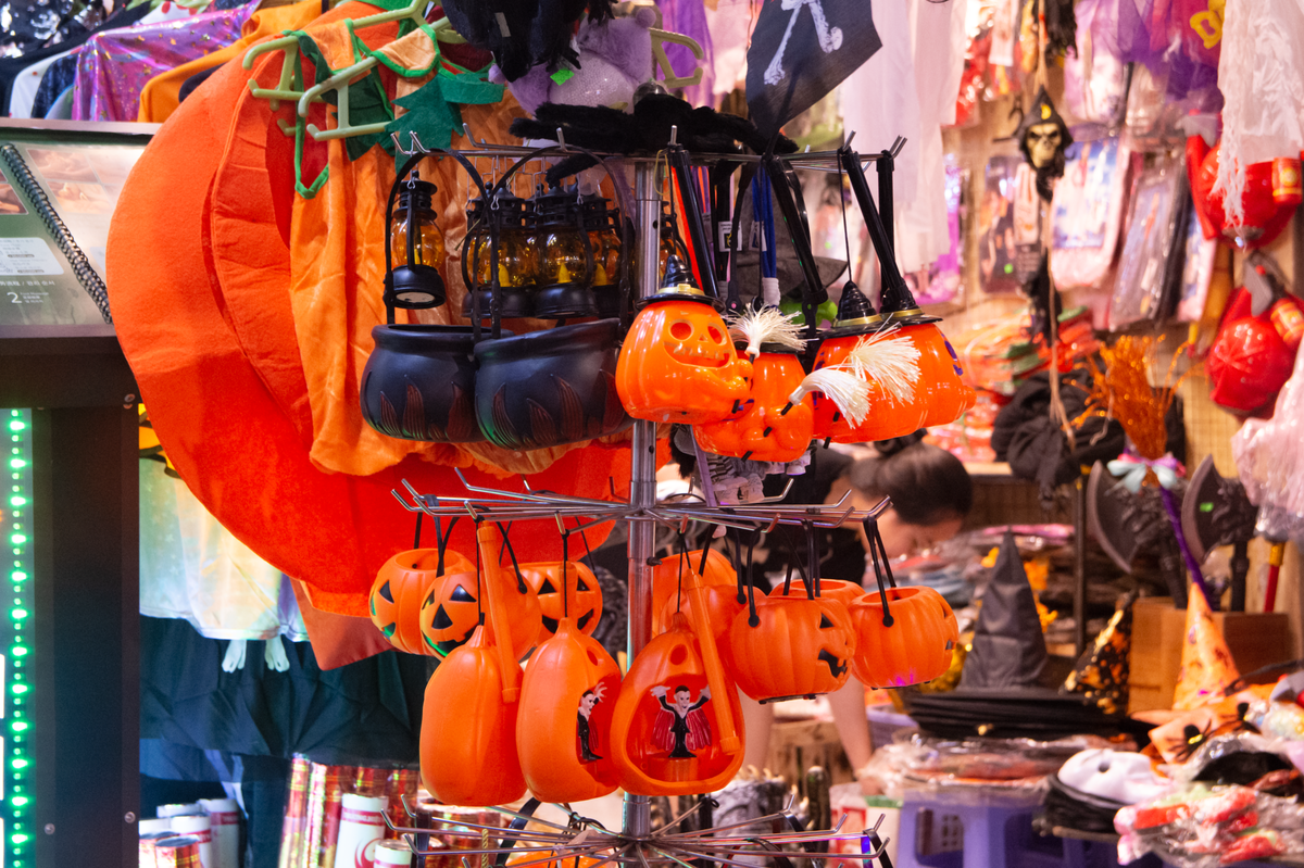Các mặt hàng Halloween được bày bán đa dạng, từ phụ kiện trang trí đến trang phục hóa trang với nhiều mức giá khác nhau.