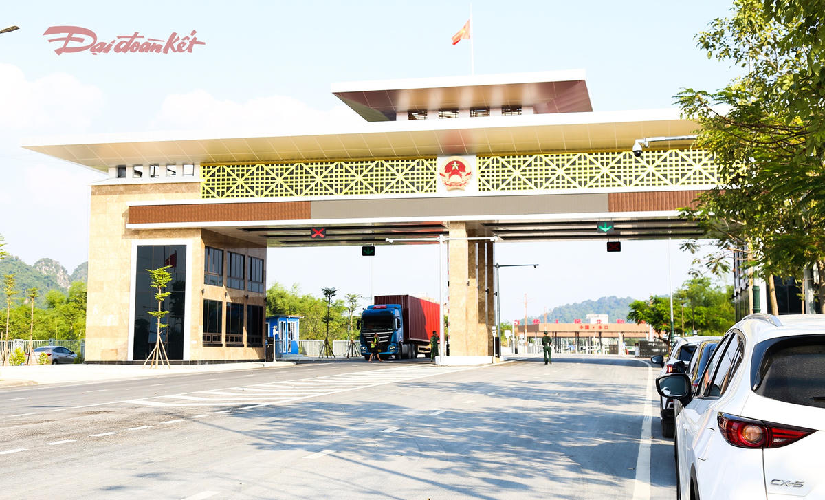 Hàng hóa thông quan tại cửa khẩu quốc tế Tà Lùng. Ảnh: Hân Nguyễn.
