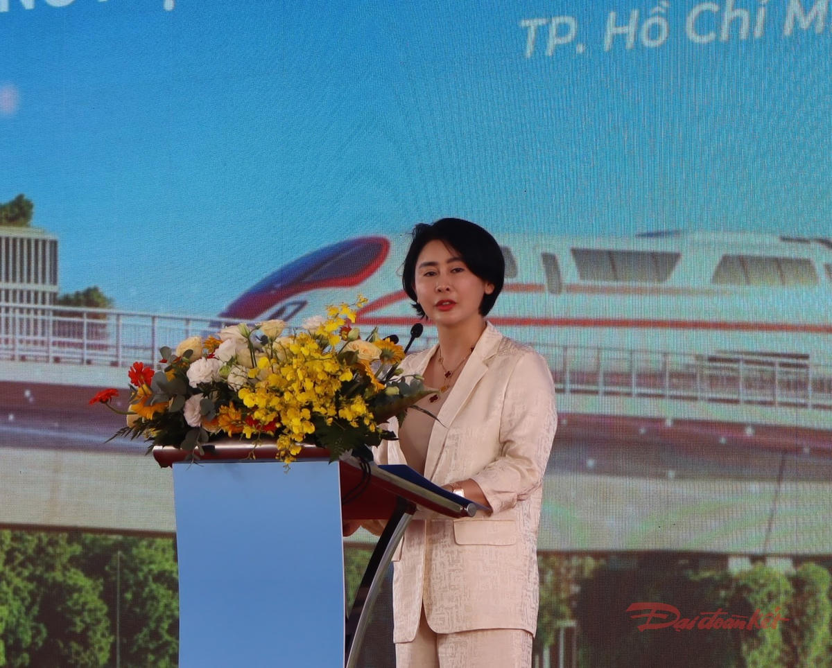 Bà Trần Vân Anh - Phó Tổng Giám đốc Tập đoàn Vingroup, đại diện chủ đầu tư phát biểu tại lễ khởi công. Ảnh: T.Luân