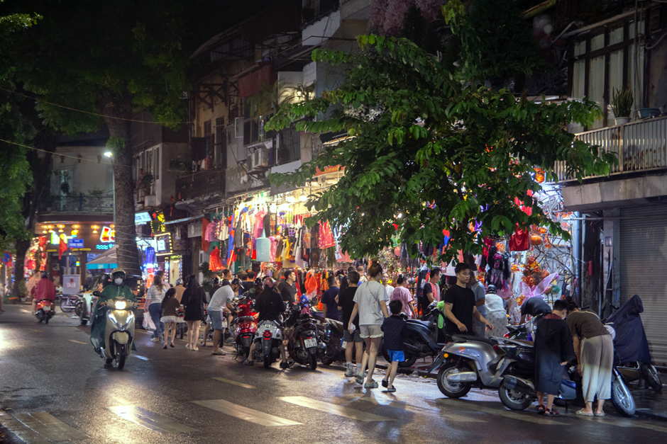 Những ngày cuối tháng 10, nhiều cửa hàng trên phố Hàng Mã được trang hoàng với các hình ảnh, vật dụng mang đậm không khí Halloween.