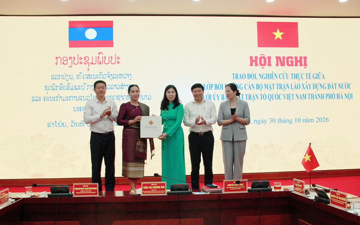 Hội nghị trao đổi, nghiên cứu thực tế với đoàn cán bộ lớp bồi dưỡng cán bộ Mặt trận Lào xây dựng đất nước. Ảnh: PV