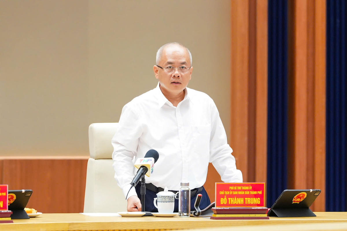 Ông Đỗ Thành Trung, Phó Bí thư Thành ủy, Chủ tịch UBND thành phố chủ trì cuộc họp thường kỳ tháng 10/2026. Ảnh: ĐT.