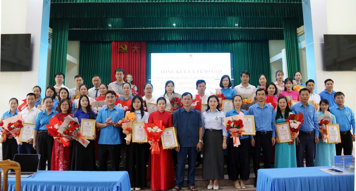 Lãnh đạo Ban Tuyên giáo Tỉnh ủy và LĐLĐ tỉnh Tuyên Quang trao giải cho các tập thể đạt giải.