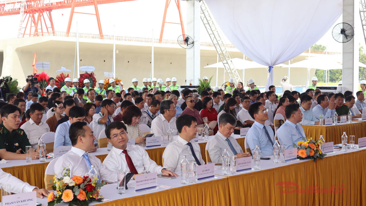 Lãnh đạo TPHCM và các đại biểu tham dự lễ khởi công. Ảnh: T.Luân
