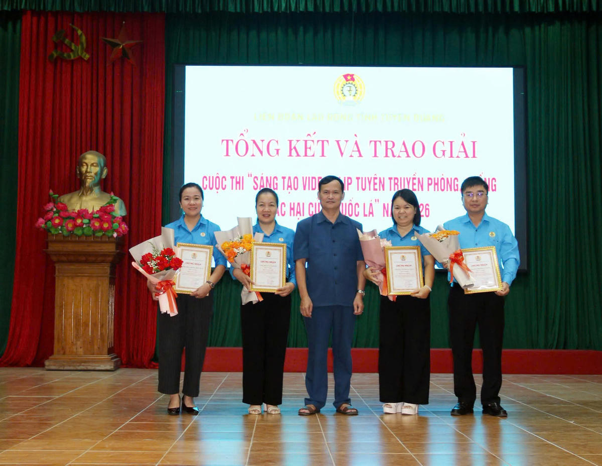 Lãnh đạo LĐLĐ tỉnh Tuyên Quang trao giải Nhất, Nhì, Ba cuộc thi sáng tạo video tuyên truyền phòng chống tác hại của thuốc lá năm 2026.