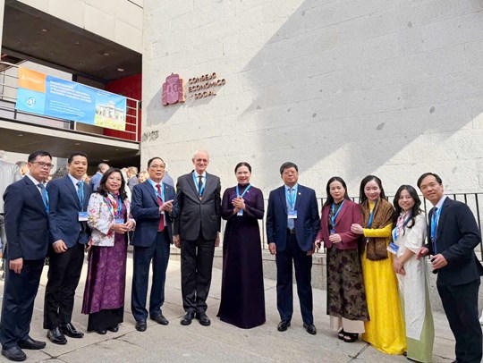 Đoàn đại biểu UBTƯ MTTQ Việt Nam chụp ảnh lưu niệm với Chủ tịch Hội đồng Kinh tế - Xã hội Tây Ban Nha