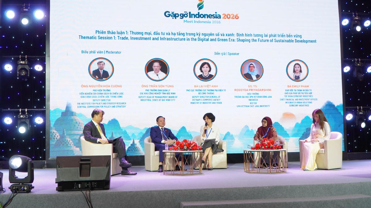 Các đại biểu tham gia phiên thảo luận chuyên đề “Thương mại, đầu tư và hạ tầng trong kỷ nguyên số và xanh: Định hình tương lai phát triển bền vững”.