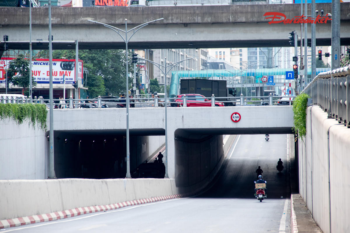 Tại hầm chui Lê Văn Lương - Tố Hữu, cây xanh được bố trí dọc mép trên thành hầm, phía dưới hệ thống lan can.