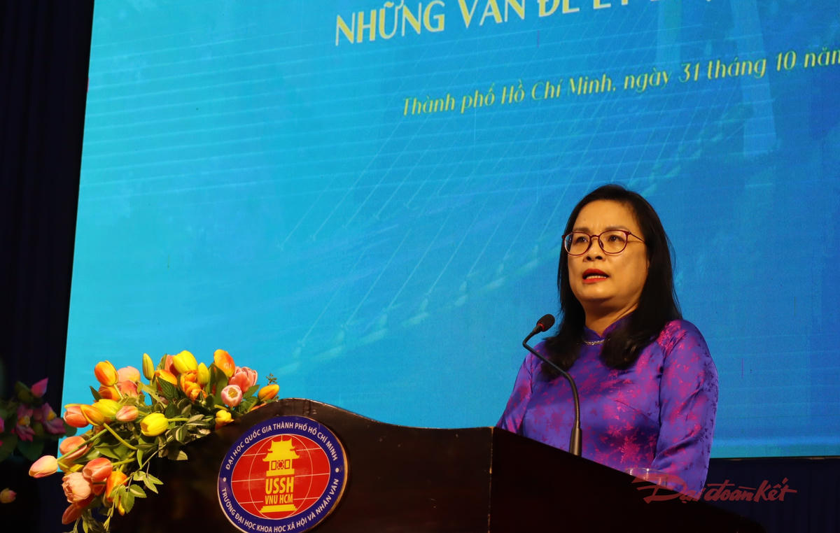 GS.TS Ngô Thị Phương Lan, Hiệu trưởng Trường ĐH KHXH Nhân văn TPHCM phát biểu đề dẫn hội thảo khoa học. Ảnh: T.Luân