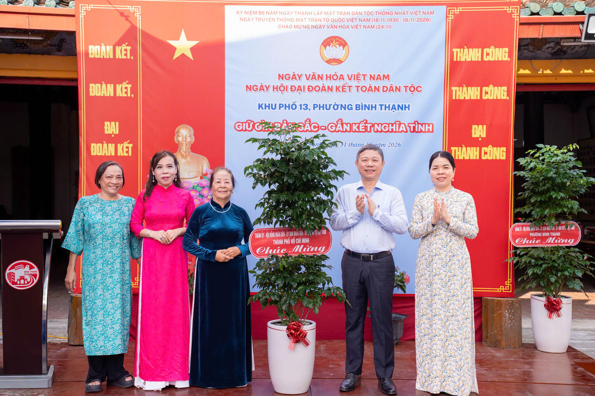 Ông Dương Anh Đức tặng cây xanh của Thành ủy – HĐND – UBND – Ủy ban MTTQ Việt Nam TPHCM chúc mừng ngày hội: Ảnh: QH.