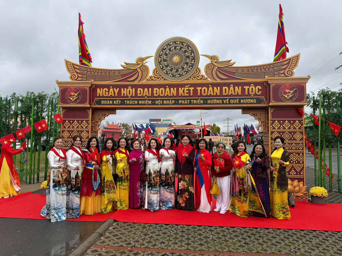 Phó Chủ tịch - Tổng Thư ký Ủy ban Trung ương MTTQ Việt Nam Hà Thị Nga cùng bà con kiều bào tại Ngày hội Đại đoàn kết. 