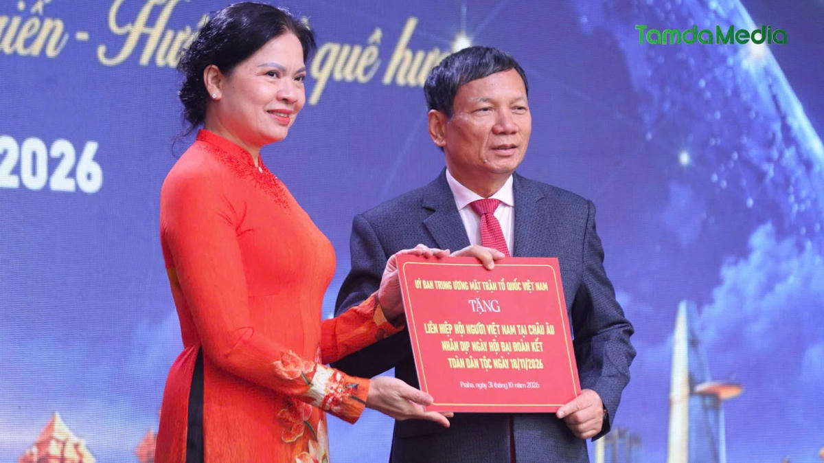 Phó Chủ tịch – Tổng Thư ký Hà Thị Nga trao quà tặng Liên hiệp Hội Người Việt Nam tại châu Âu