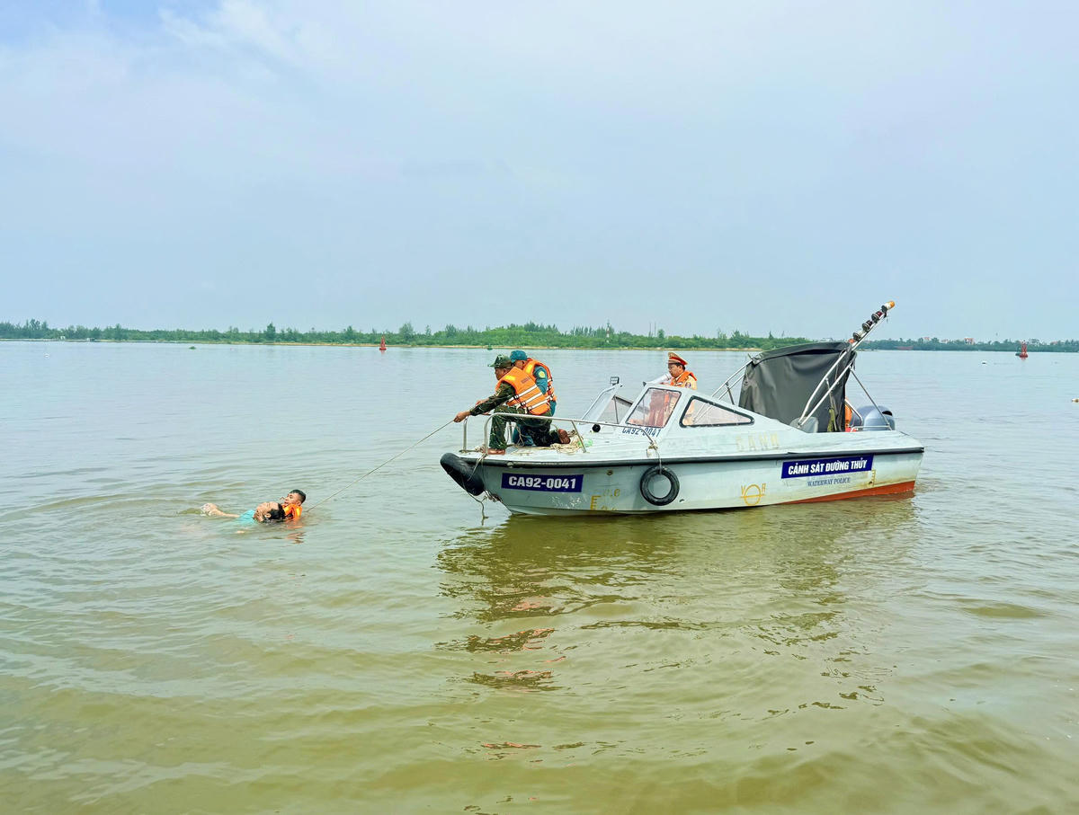 Lực lượng chức năng diễn tập ứng cứu người gặp nạn trong thiên tai. Ảnh: CĐ.