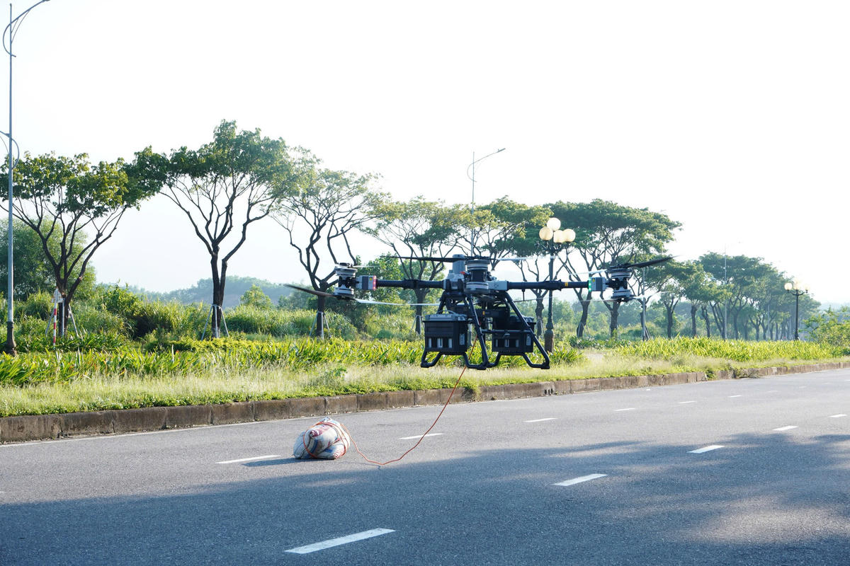 Kiểm tra thiết bị bay không người lái (Drone) vận chuyển hàng cứu trợ khi xảy ra thiên tai. Ảnh: CĐ.