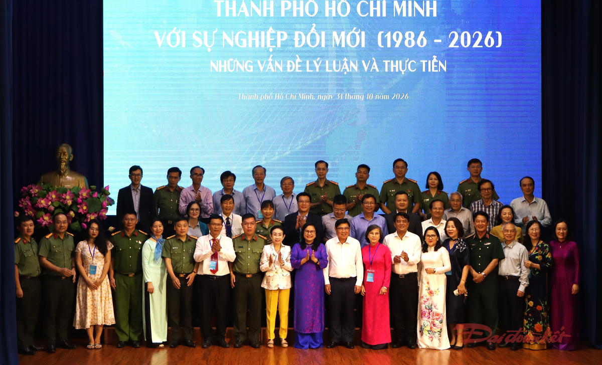 Các diễn giả, đại biểu chụp ảnh lưu niệm tại hội thảo khoa học. Ảnh: T.Luân