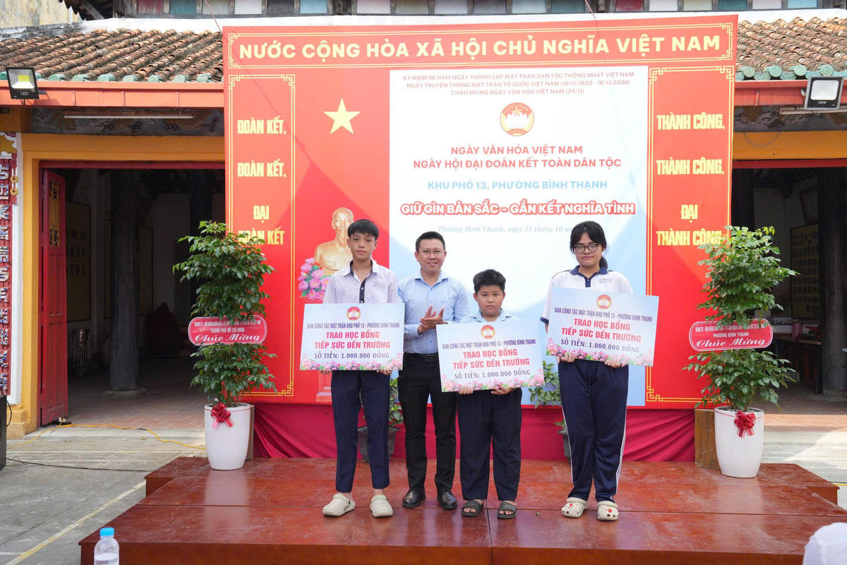 Lãnh đạo phường Bình Thạnh trao học bổng tiếp sức đến trường cho các em học sinh tại ngày hội. Ảnh: QH.