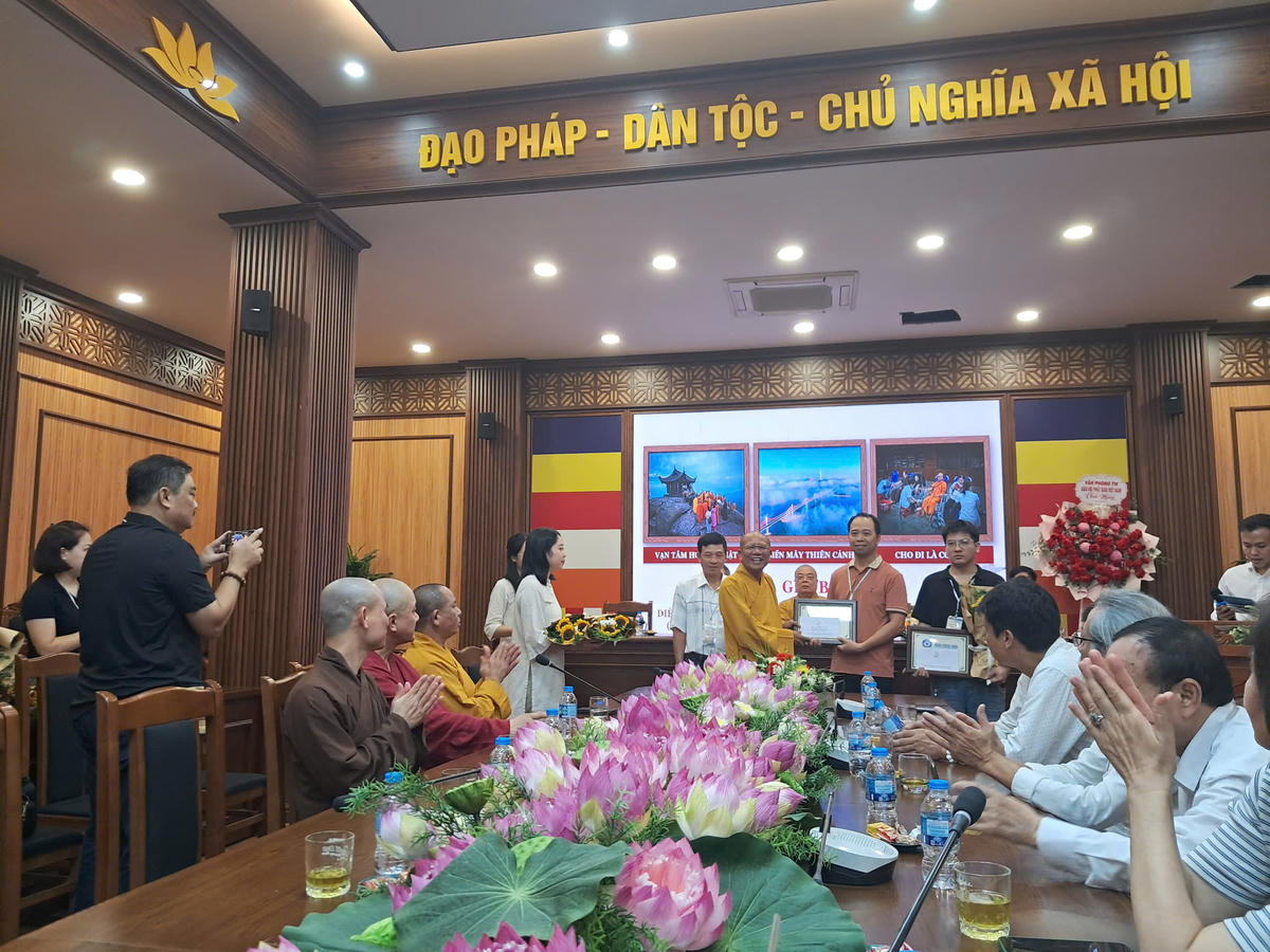 Ban tổ chức trai giải cho tác giả đạt giải. Ảnh: PV