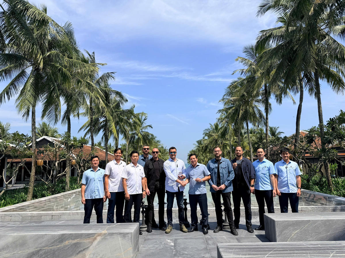 Lực lượng an ninh nước bạn chụp ảnh lưu niệm cùng lực lượng cảnh vệ Việt Nam tại TP Đà Nẵng trong chuyến thăm của Thủ tướng Ba Lan. Ảnh Hải Đường.