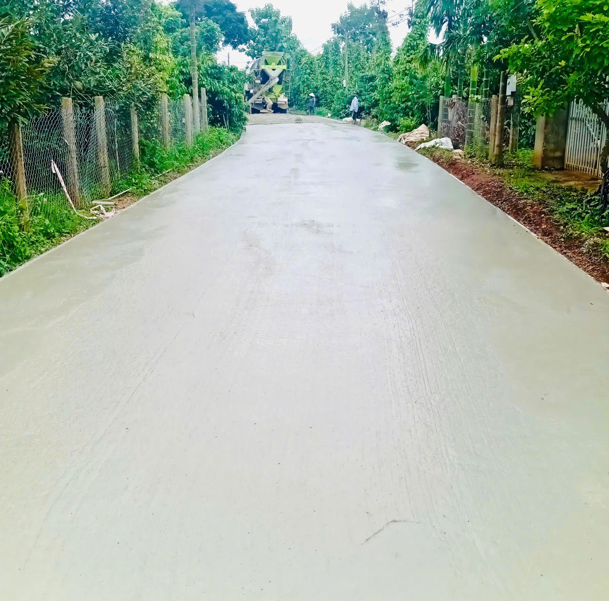Những mét đường bê tông đang dần nối dài ở Dur Kmăl