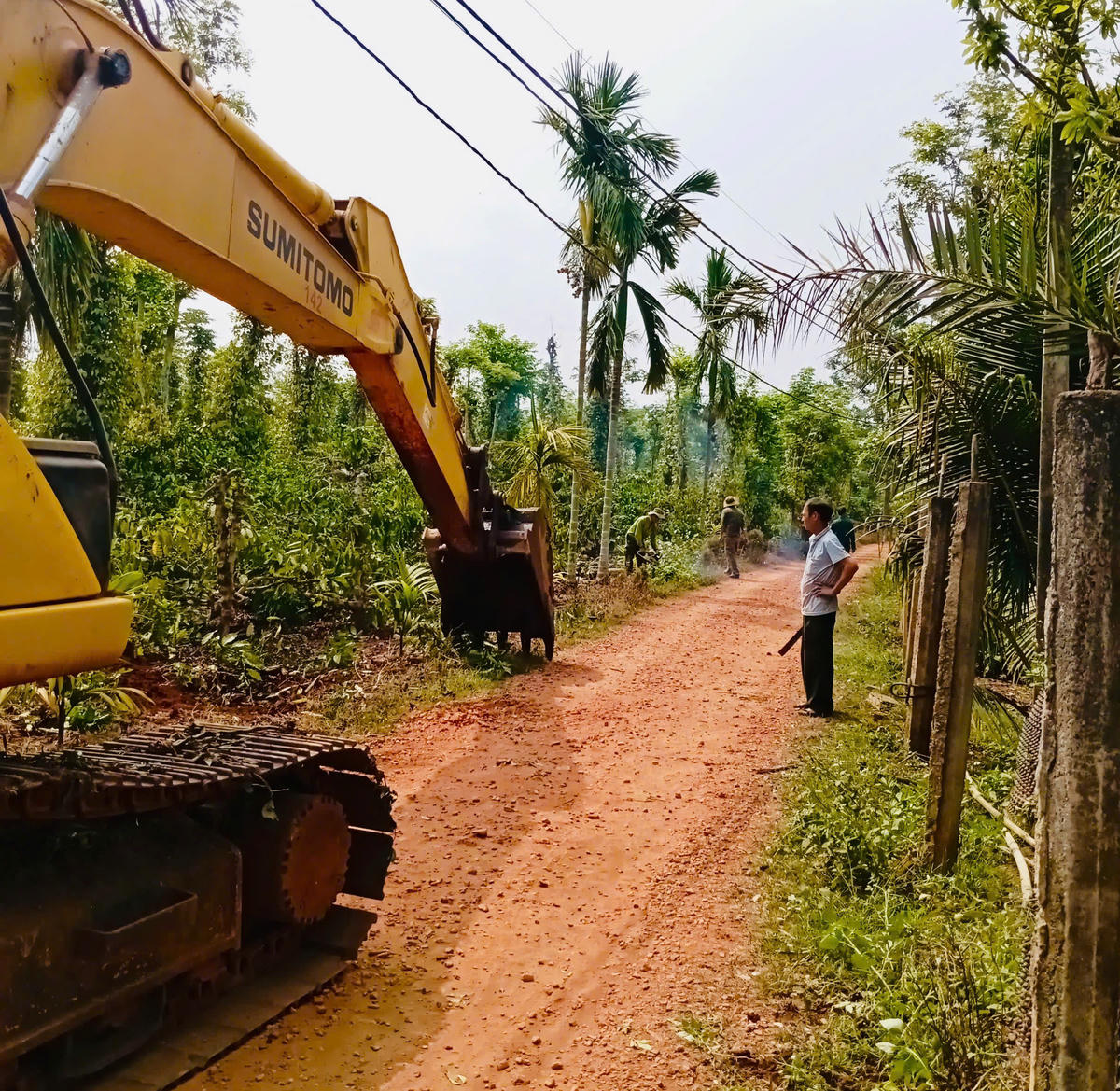 Người dân di dời hàng rào để bàn giao mặt bằng cho đơn vị thi công.