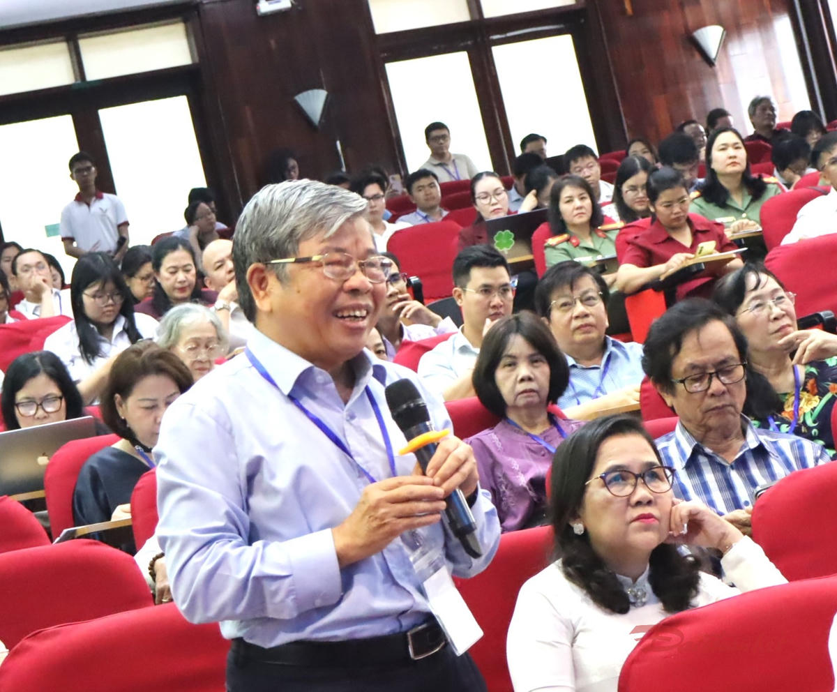 PGS.TS Hà Minh Hồng - Phó Chủ tịch Hội khoa học Lịch sử TPHCM tham gia phần thảo luận tại hội thảo khoa học. Ảnh: T.Luân