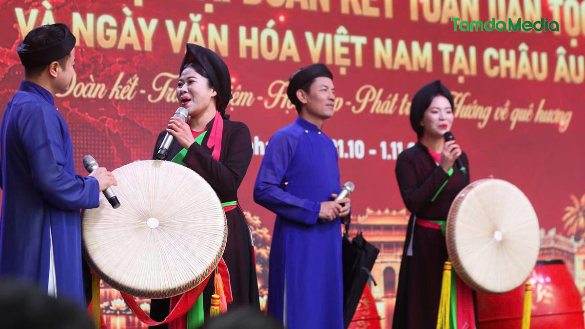 Biểu diễn dân ca quan họ Bắc Ninh tại Ngày hội Đại đoàn kết. 