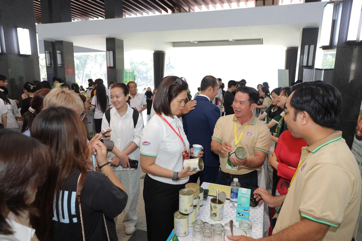 Các gian hàng trưng bày, giới thiệu sản phẩm của những dự an khởi nghiệp xanh thu hút người dân và du khách. Ảnh: Q.T