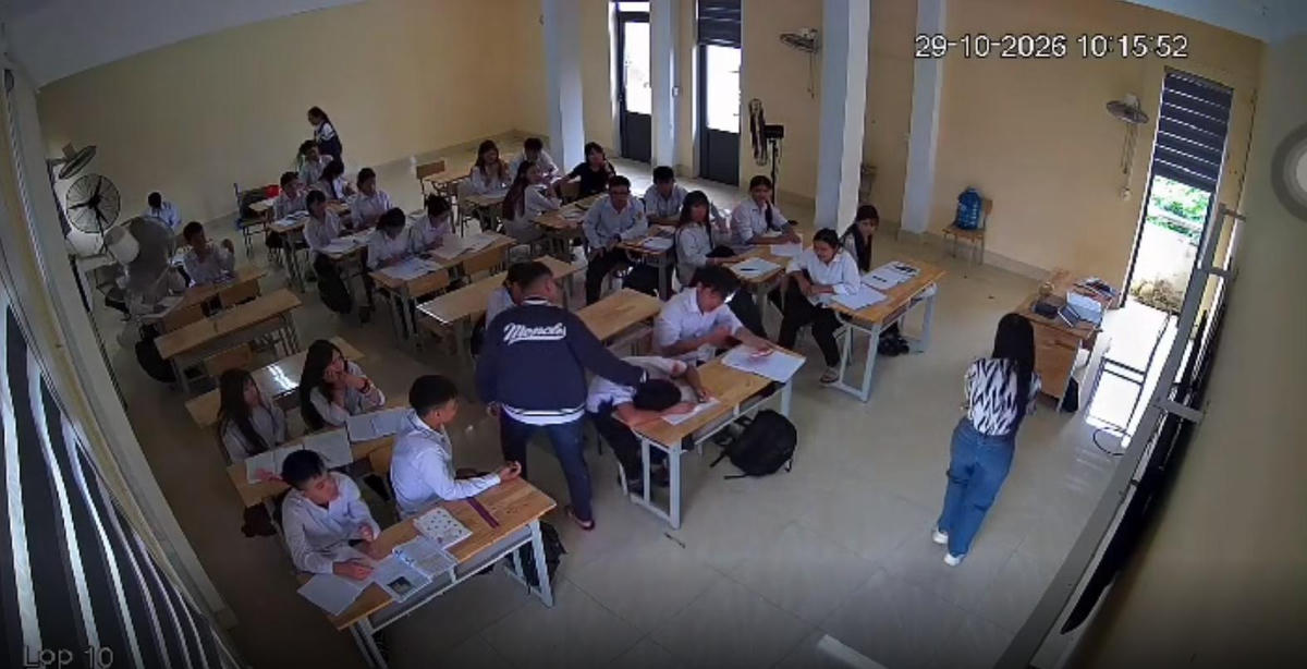 Sau khi nộp điện thoại lên bàn giáo viên, nam sinh Tr. Đ. M. H. còn đánh liên tục vào tai trái của em L.Đ.N. Ảnh cắt từ clip.