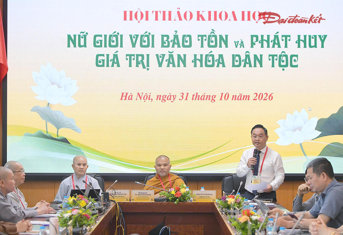 Đoàn Chủ tọa điều hành Hội thảo khoa học “Nữ giới với bảo tồn và phát huy giá trị văn hóa dân tộc”.