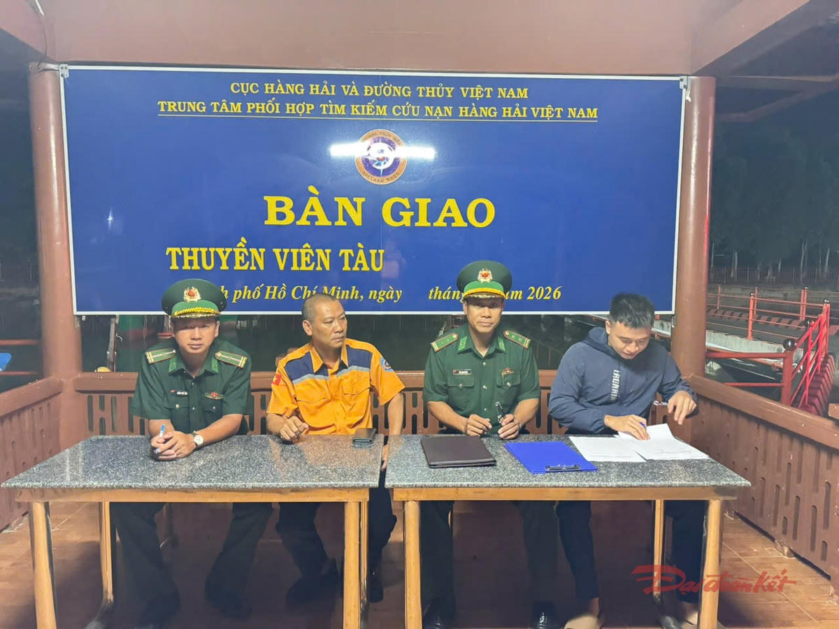 Quang cảnh bàn giao thuyền viên tàu. Ảnh: TL